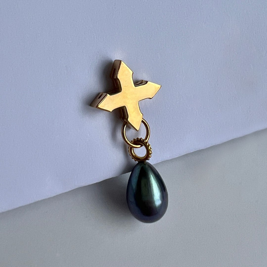 STUD "CRYING STAR" WITH BLACK PEARL / GOLD-PLATED SILVER