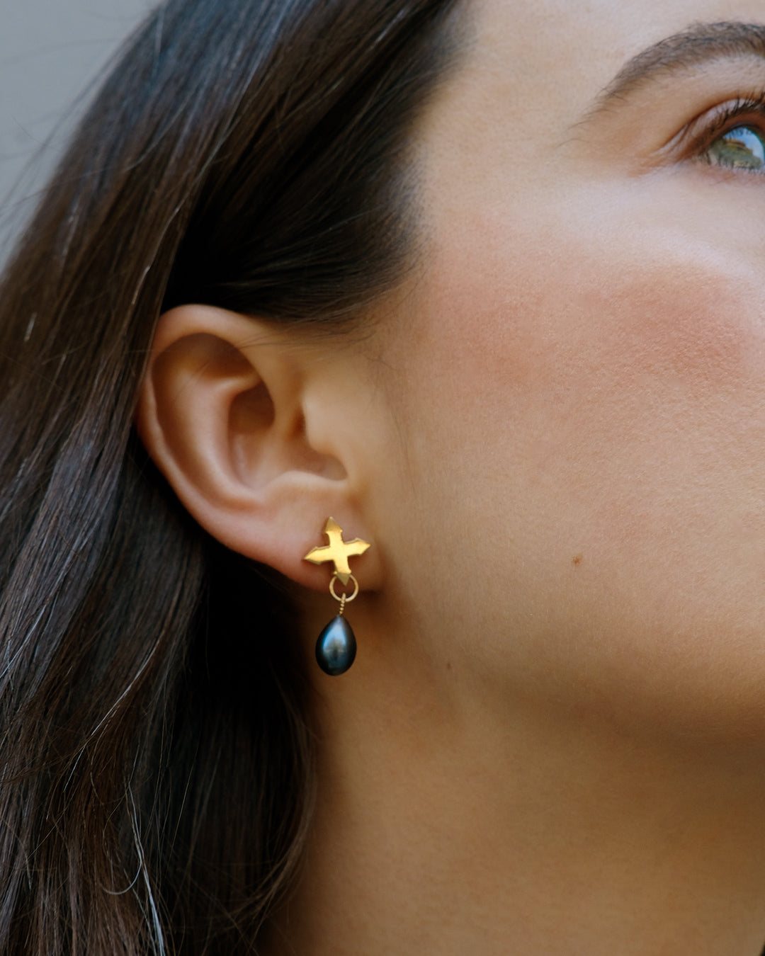 STUD "CRYING STAR" WITH BLACK PEARL / GOLD-PLATED SILVER