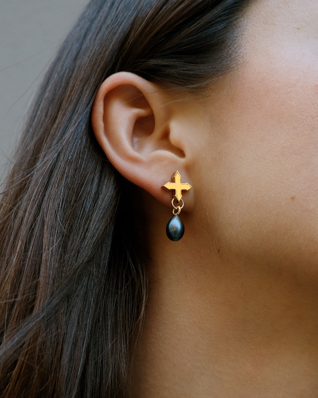 STUD "CRYING STAR" WITH BLACK PEARL / GOLD-PLATED SILVER