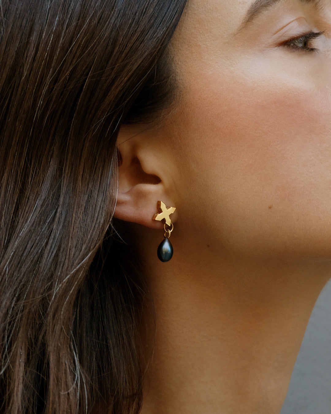 STUD "CRYING STAR" WITH BLACK PEARL / SOLID GOLD