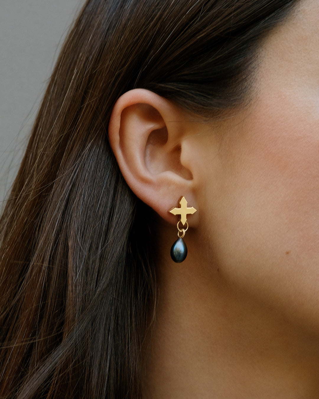 STUD "CRYING STAR" WITH BLACK PEARL / SOLID GOLD