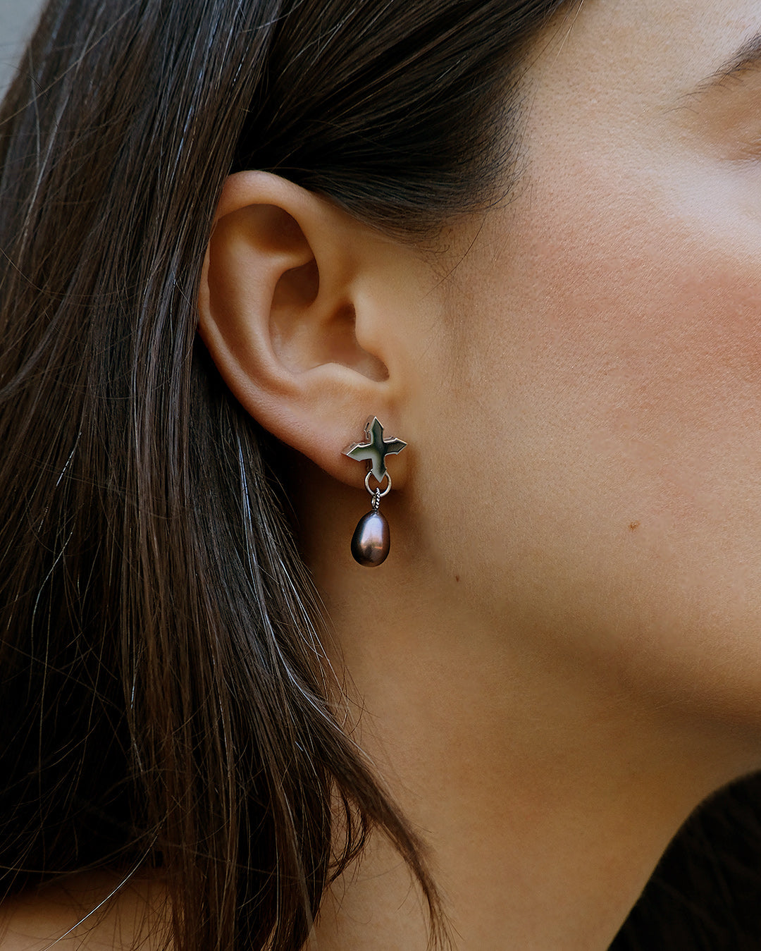 STUD "CRYING STAR" WITH BLACK PEARL / SILVER