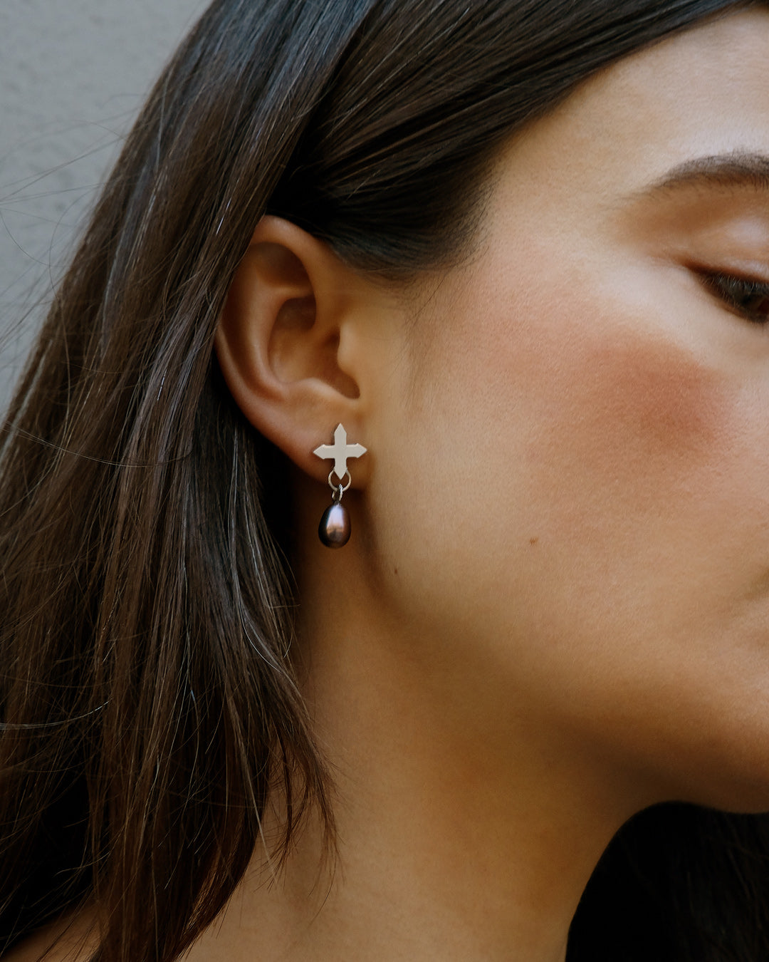 STUD "CRYING STAR" WITH BLACK PEARL / SILVER