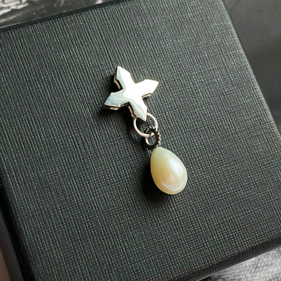 STUD "CRYING STAR" WITH WHITE PEARL / SILVER