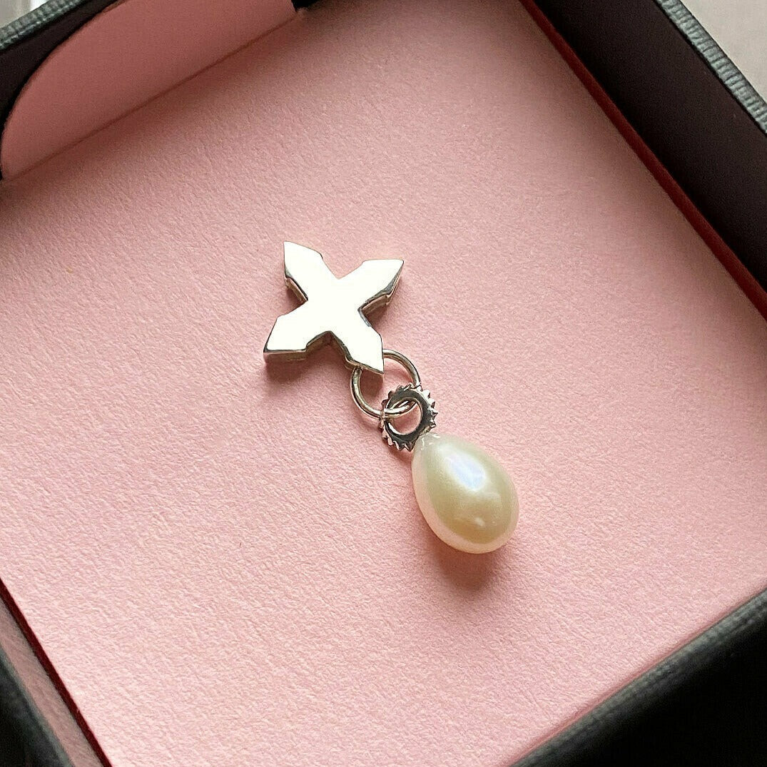 STUD "CRYING STAR" WITH WHITE PEARL / SILVER
