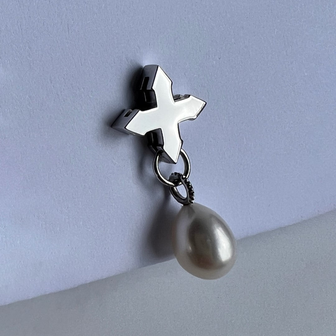 STUD "CRYING STAR" WITH WHITE PEARL / SILVER