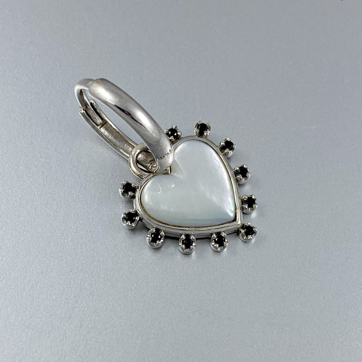 EARRING "HEART" WITH MOTHER-OF-PEARL CAMEO & BLACK SPINEL / SILVER