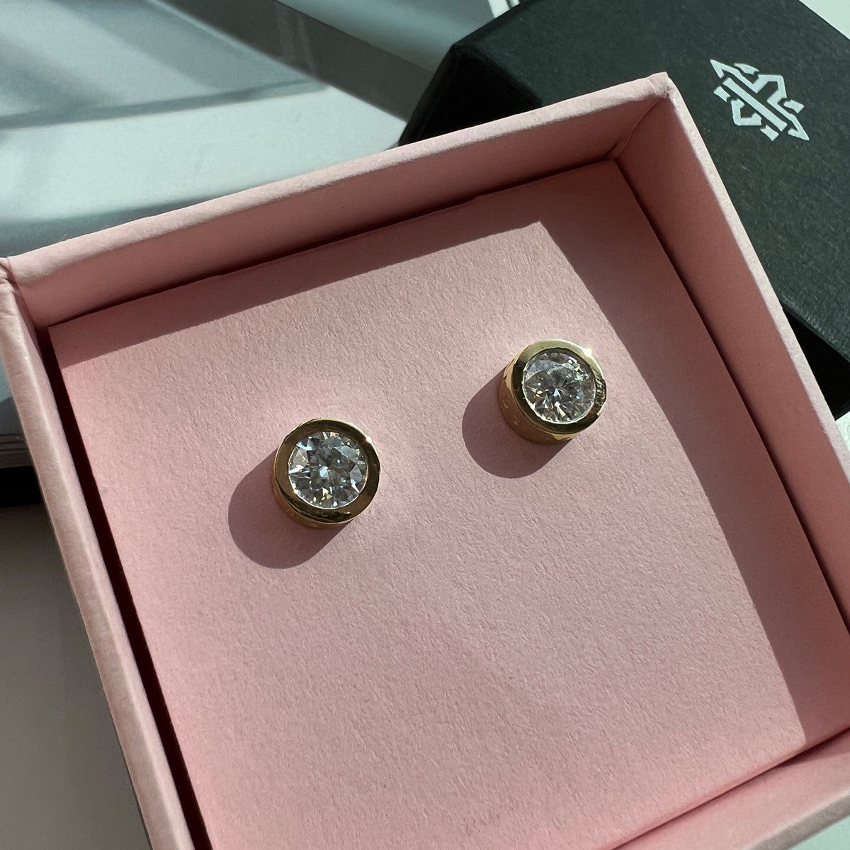 STUDS "STONE BALL" WITH MOISSANITE / SOLID GOLD