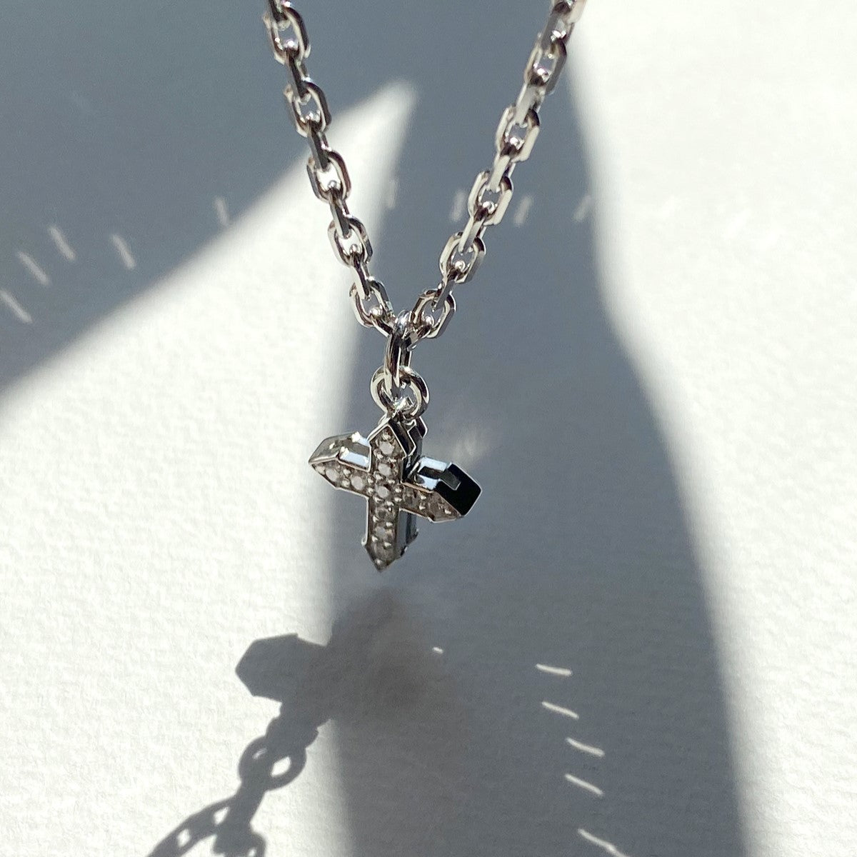 PENDANT CROSS "GLOW" WITH WHITE DIAMONDS ON A SILVER CHAIN / SOLID GOLD