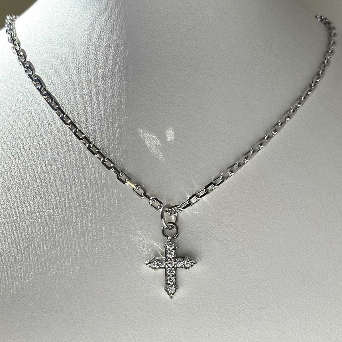 PENDANT CROSS "GLOW" WITH WHITE DIAMONDS ON A SILVER CHAIN / SOLID GOLD