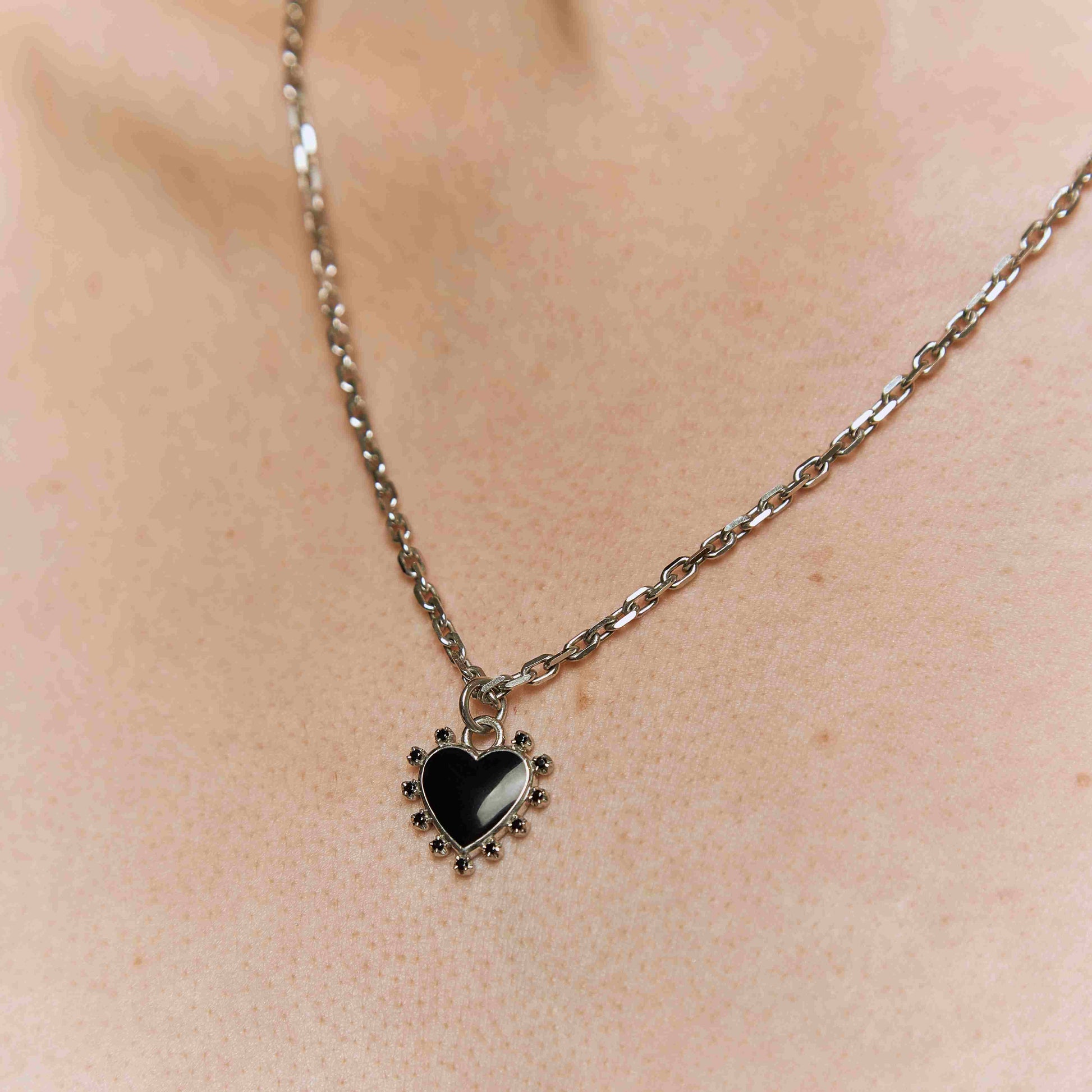 PENDANT "HEART" WITH ENAMEL & BLACK SPINEL ON A CHAIN / SILVER