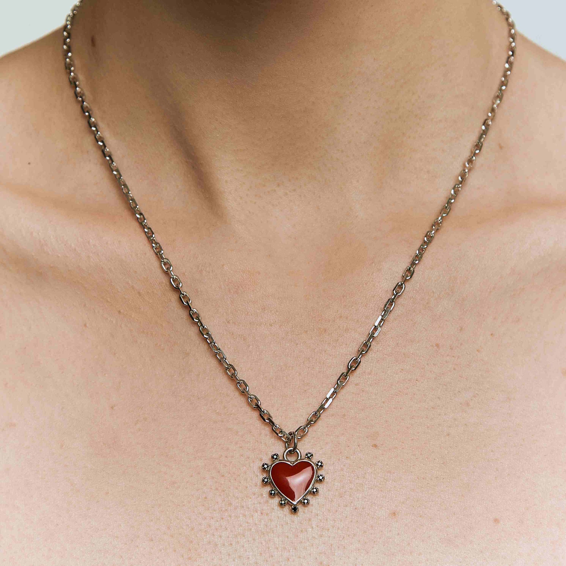PENDANT "HEART" WITH ENAMEL & BLACK SPINEL ON A CHAIN / SILVER