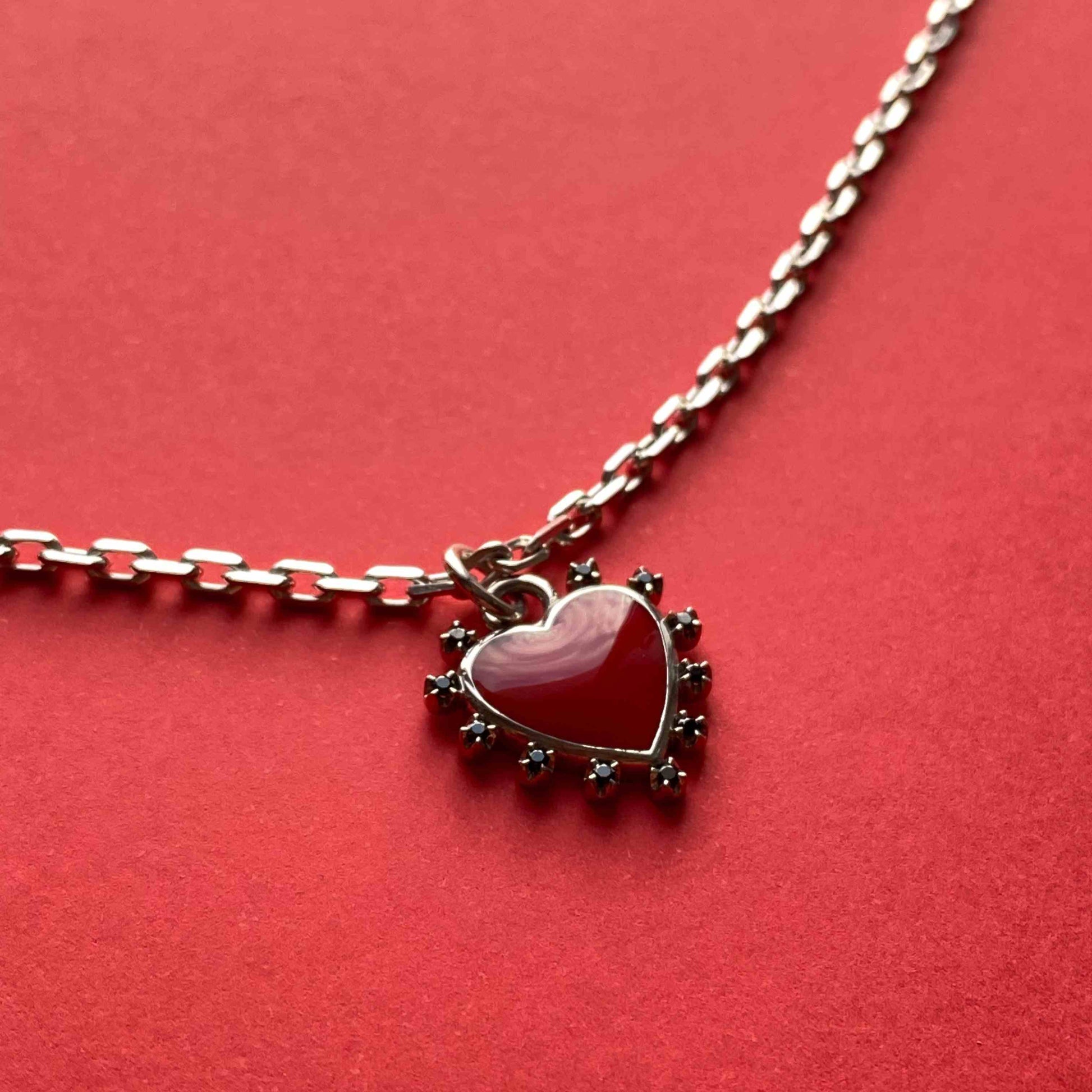 PENDANT "HEART" WITH ENAMEL & BLACK SPINEL ON A CHAIN / SILVER
