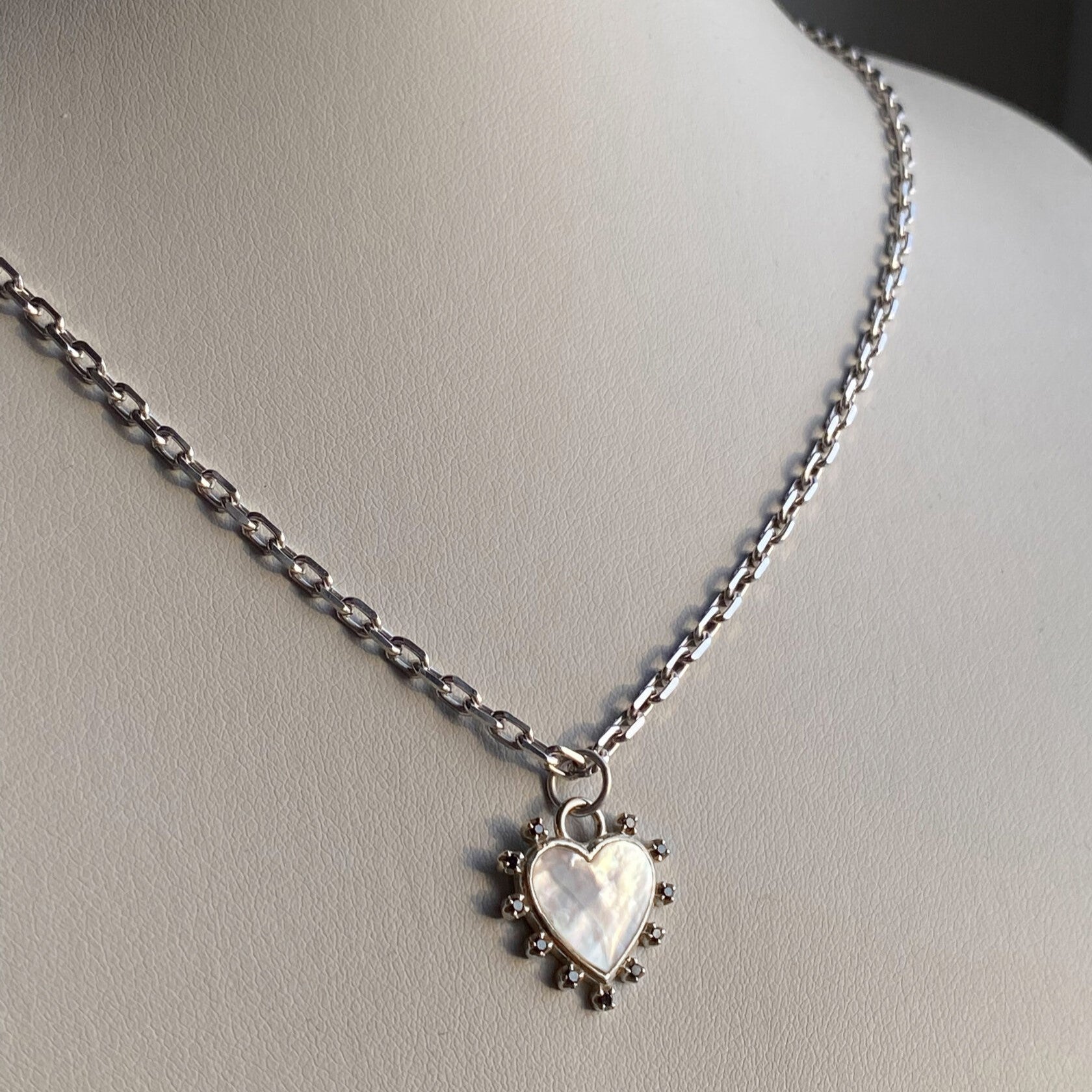 PENDANT "HEART" WITH MOTHER-OF-PEARL CAMEO & BLACK SPINEL ON A CHAIN / SILVER