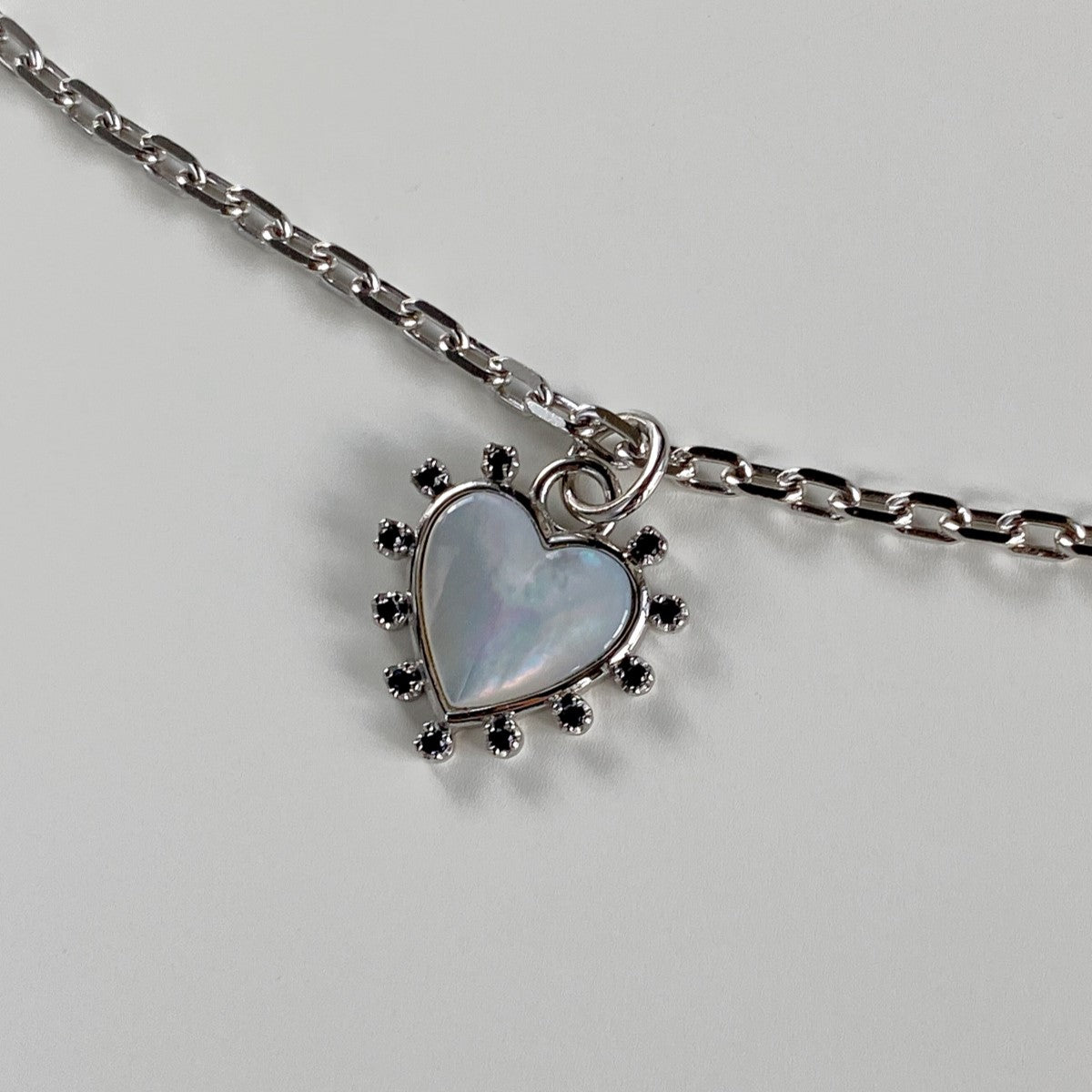 PENDANT "HEART" WITH MOTHER-OF-PEARL CAMEO & BLACK SPINEL ON A CHAIN / SILVER