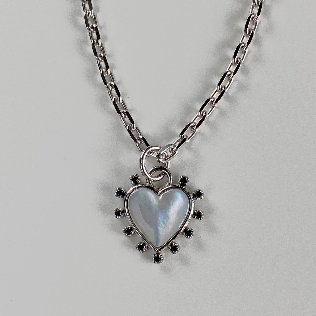 PENDANT "HEART" WITH MOTHER-OF-PEARL CAMEO & BLACK SPINEL ON A CHAIN / SILVER