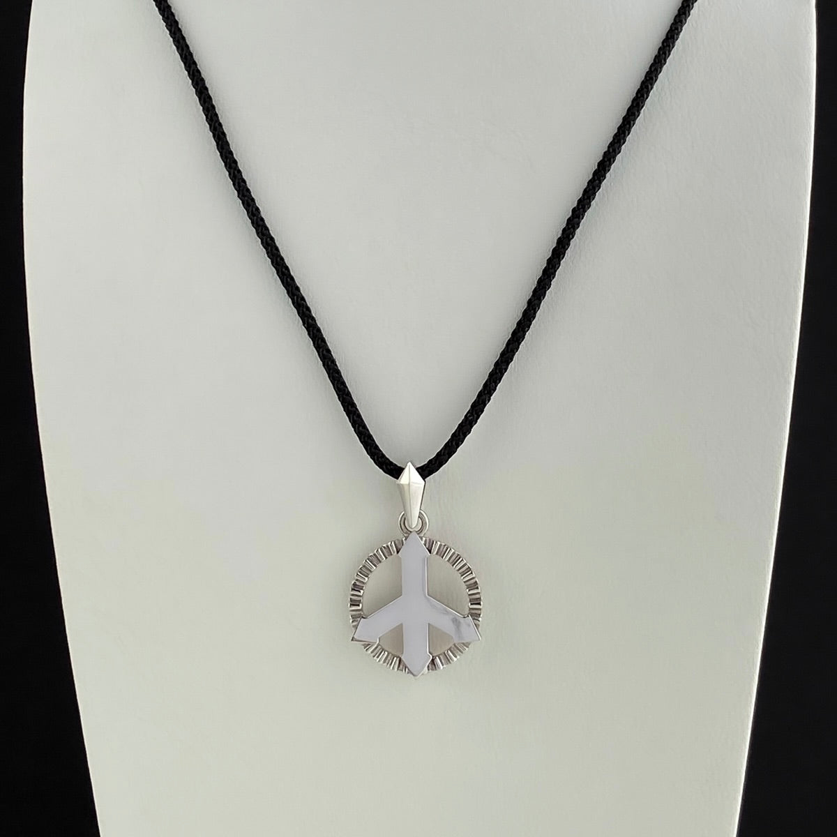 PENDANT "PACIFIC" WITH FLUTED BEZEL ON A CORD | SILVER