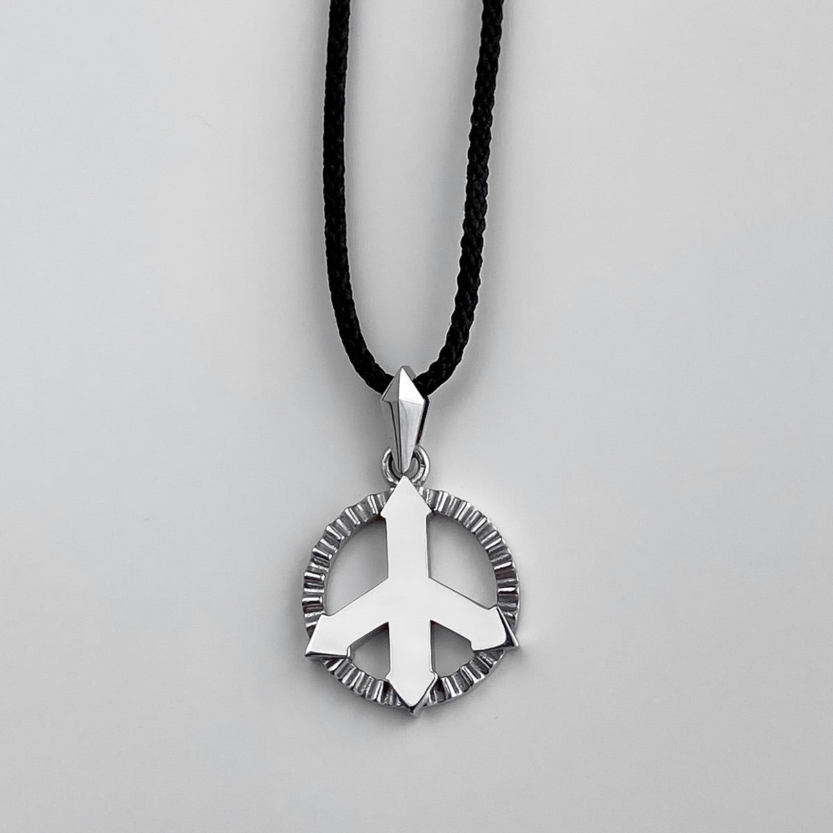 PENDANT "PACIFIC" WITH FLUTED BEZEL ON A CORD | SILVER