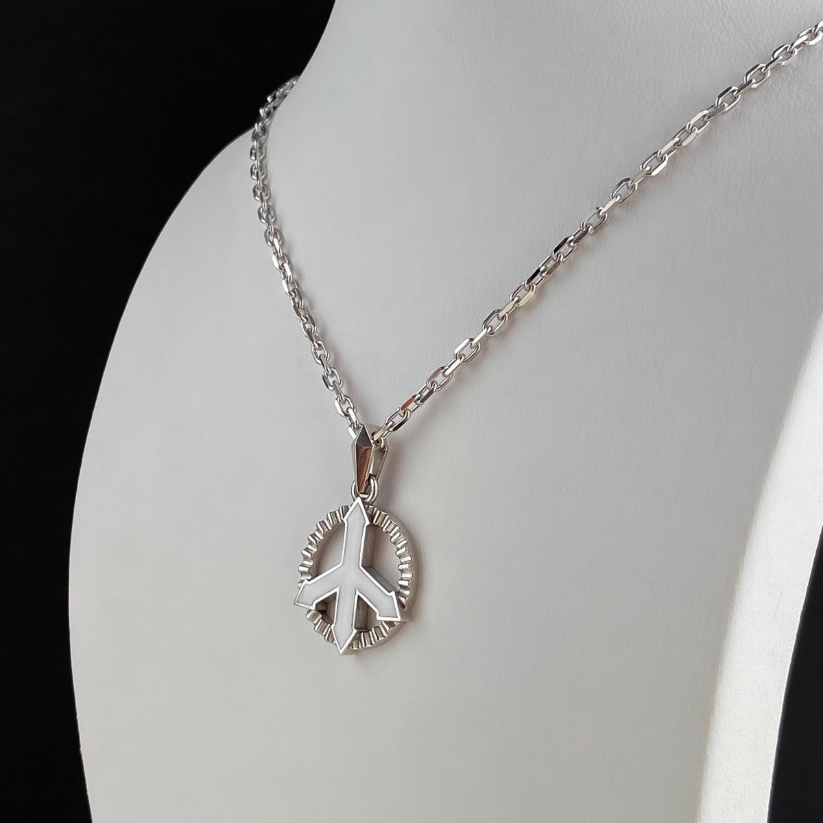 PENDANT "PACIFIC" WITH FLUTED BEZEL AND WHITE ENAMEL ON A CHAIN | SILVER