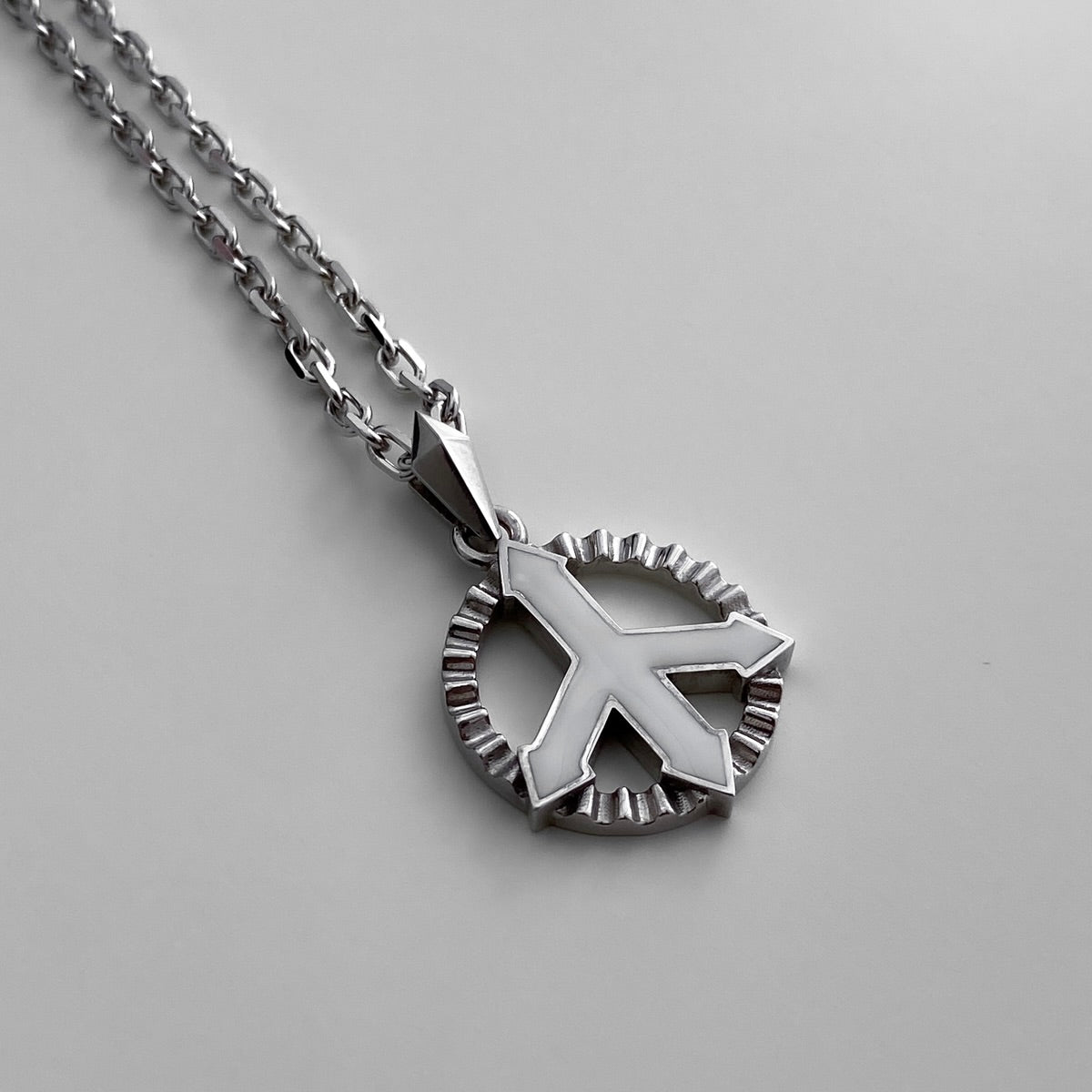 PENDANT "PACIFIC" WITH FLUTED BEZEL AND WHITE ENAMEL ON A CHAIN | SILVER