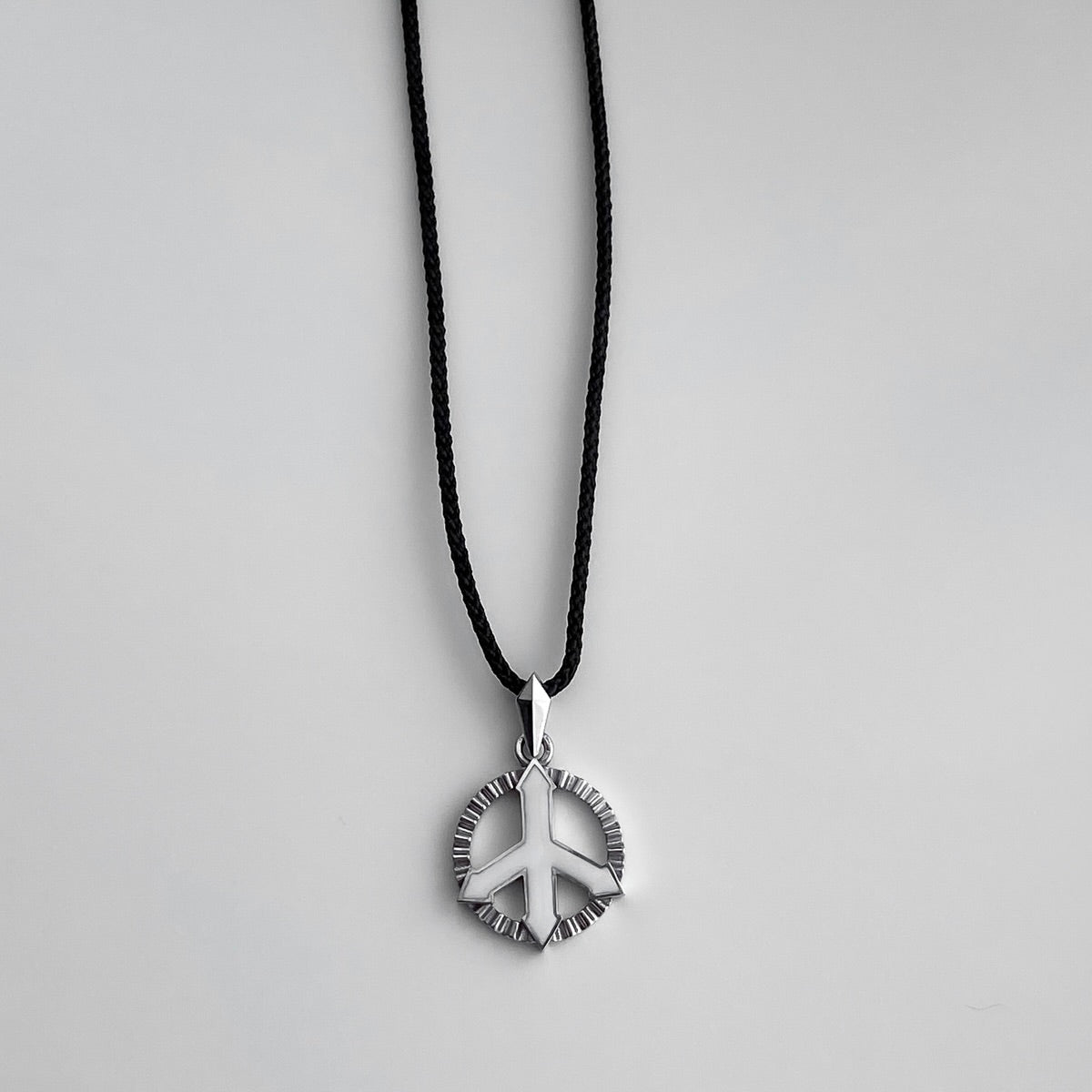 PENDANT "PACIFIC" WITH FLUTED BEZEL AND WHITE ENAMEL ON A CORD | SILVER