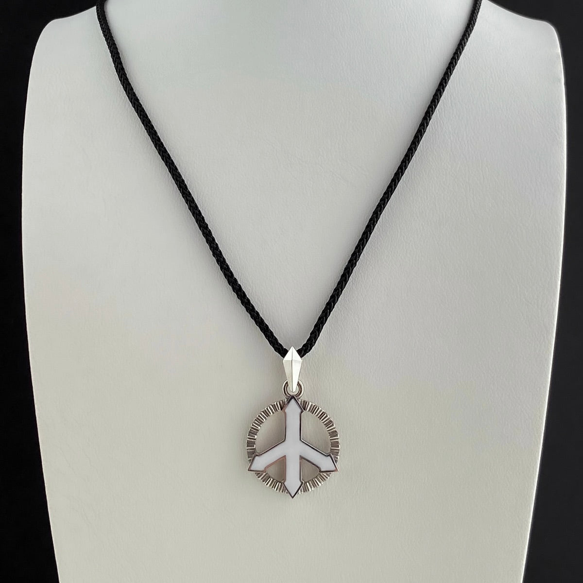 PENDANT "PACIFIC" WITH FLUTED BEZEL AND WHITE ENAMEL ON A CORD | SILVER