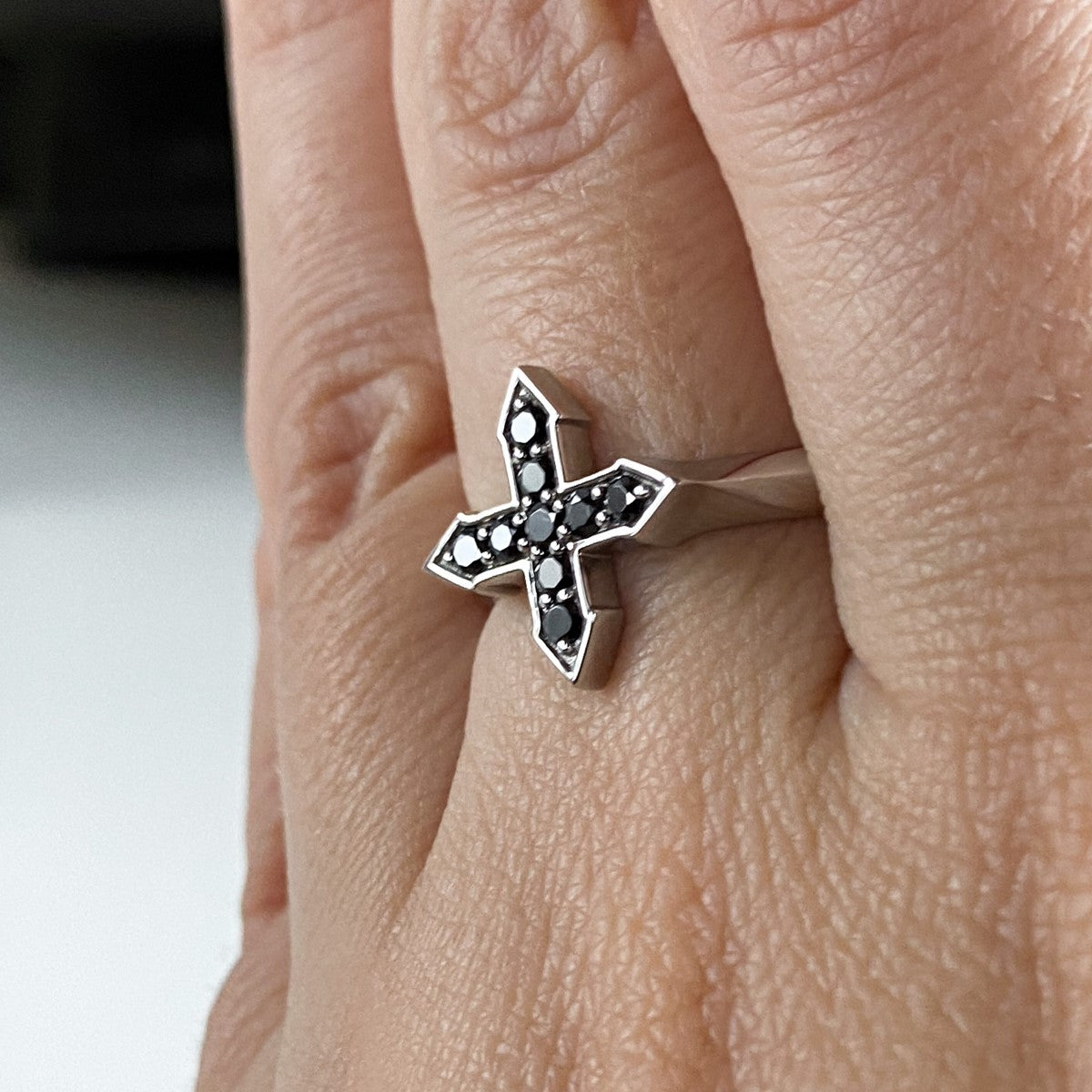 RING "STAR GLOW" WITH BLACK DIAMONDS / SILVER