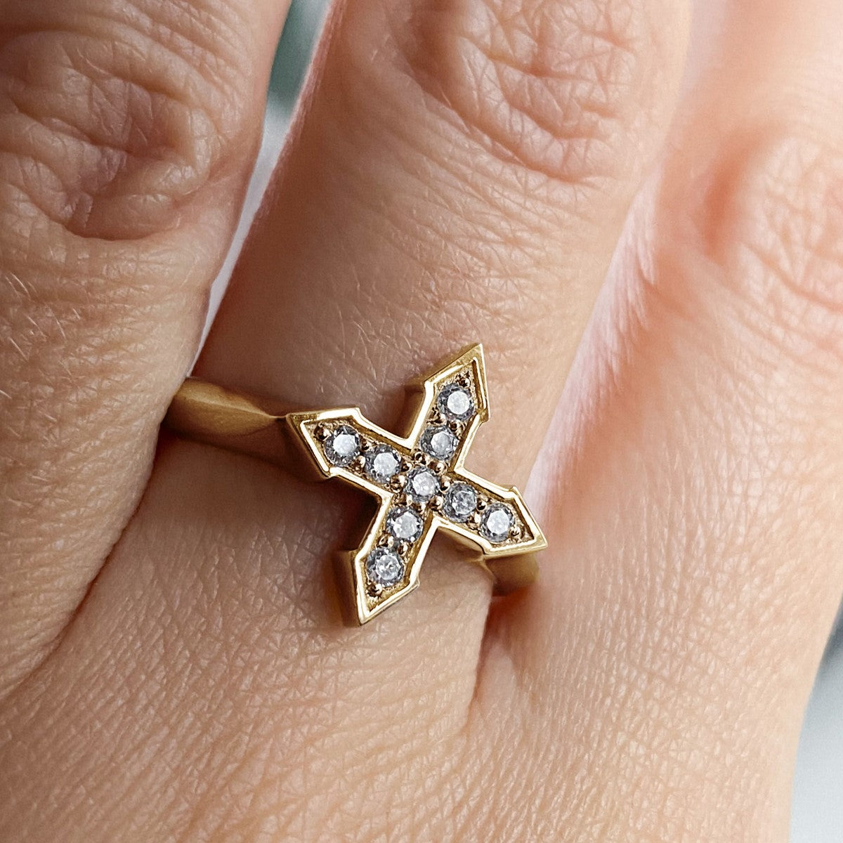 RING "STAR GLOW" WITH WHITE DIAMONDS / SOLID GOLD