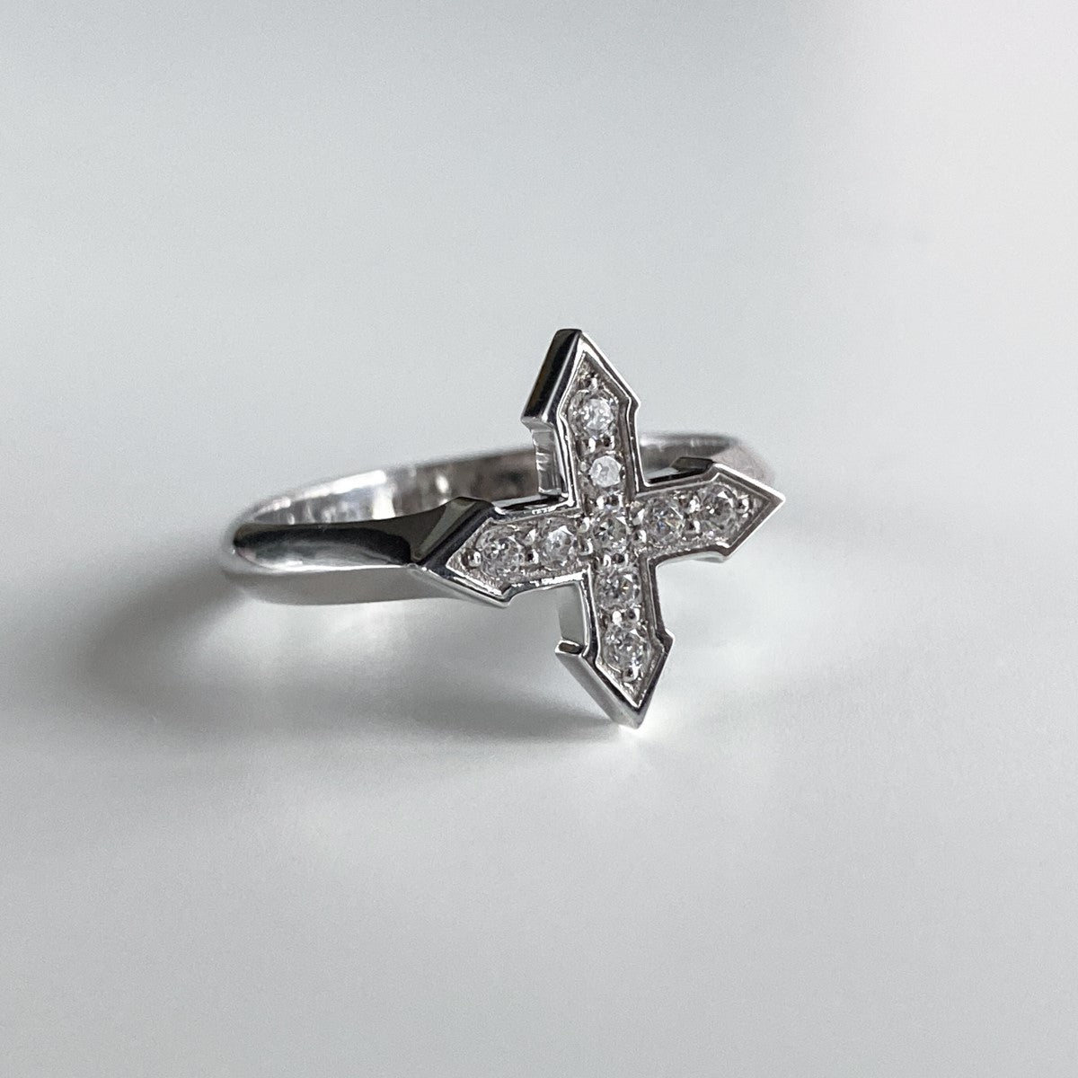 RING "STAR GLOW" WITH WHITE DIAMONDS / SOLID GOLD