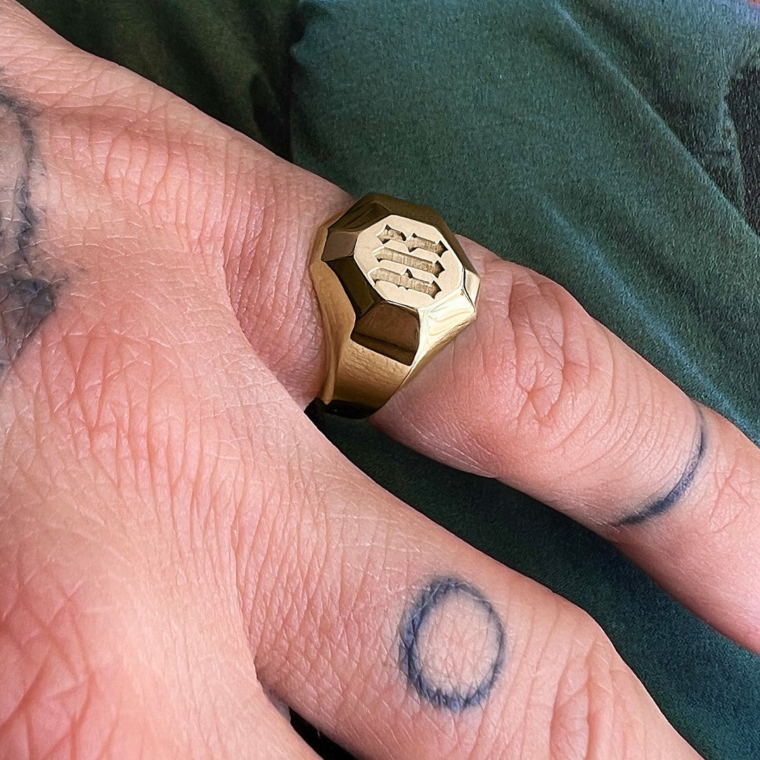SIGNET RING "GOTHIC LOGO" / GOLD