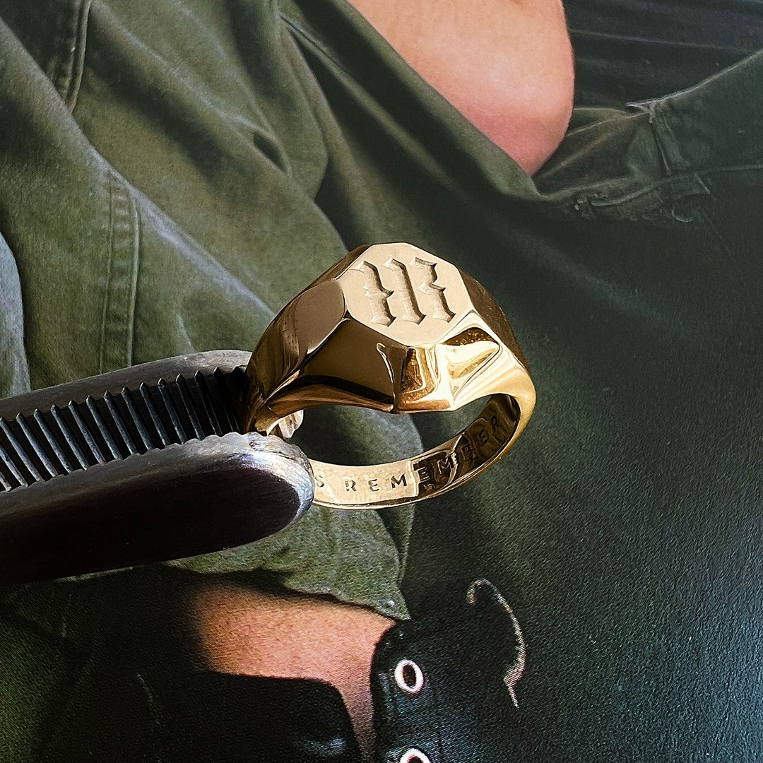SIGNET RING "GOTHIC LOGO" / GOLD