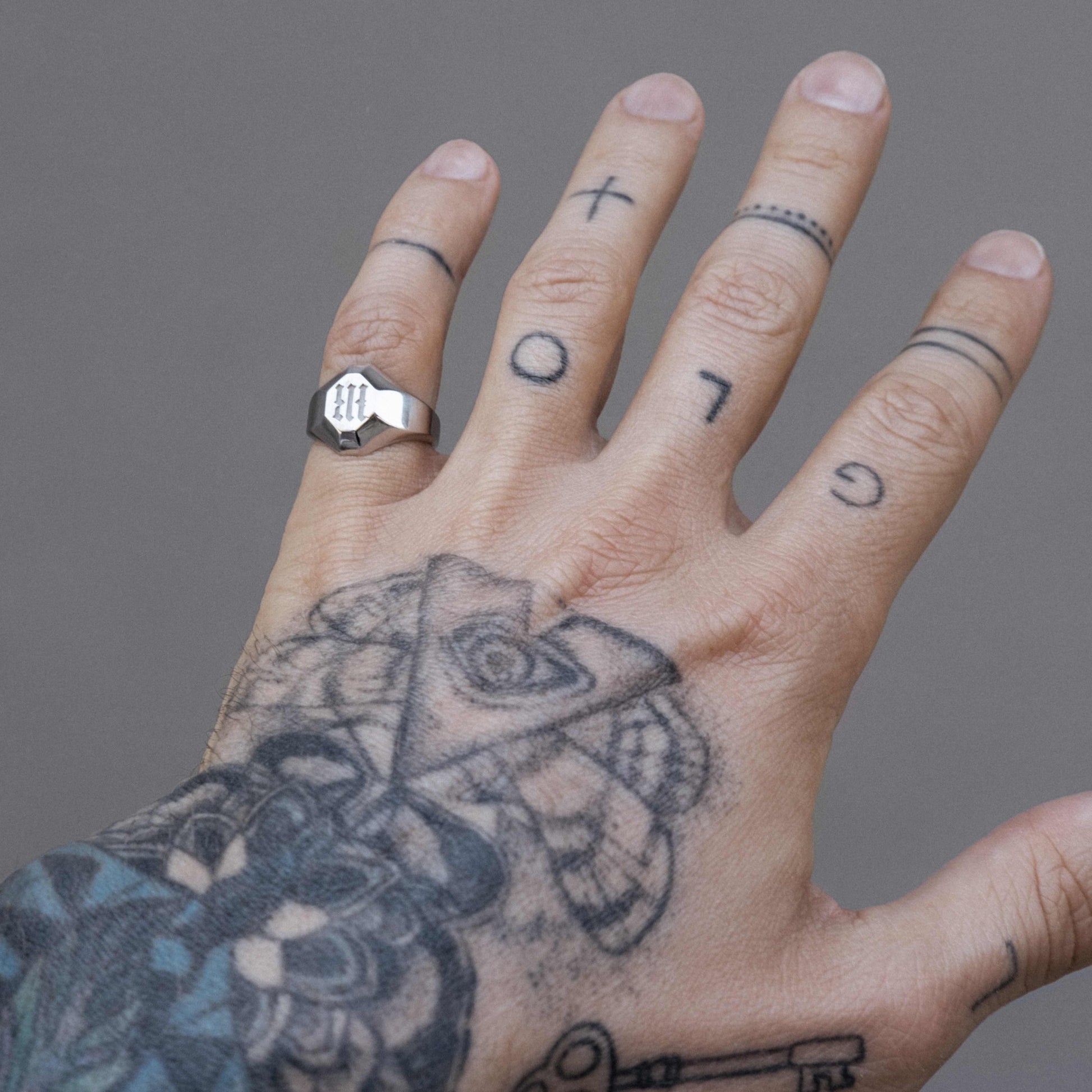 SIGNET RING "GOTHIC LOGO" / SILVER