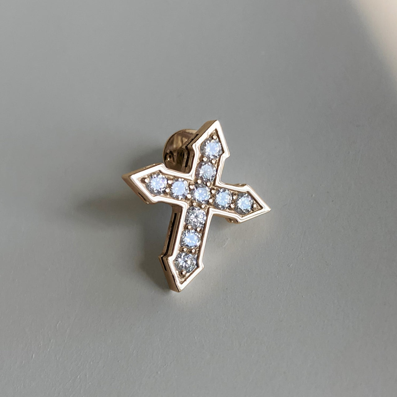 STUD CROSS "GLOW" WITH WHITE DIAMONDS / SOLID GOLD