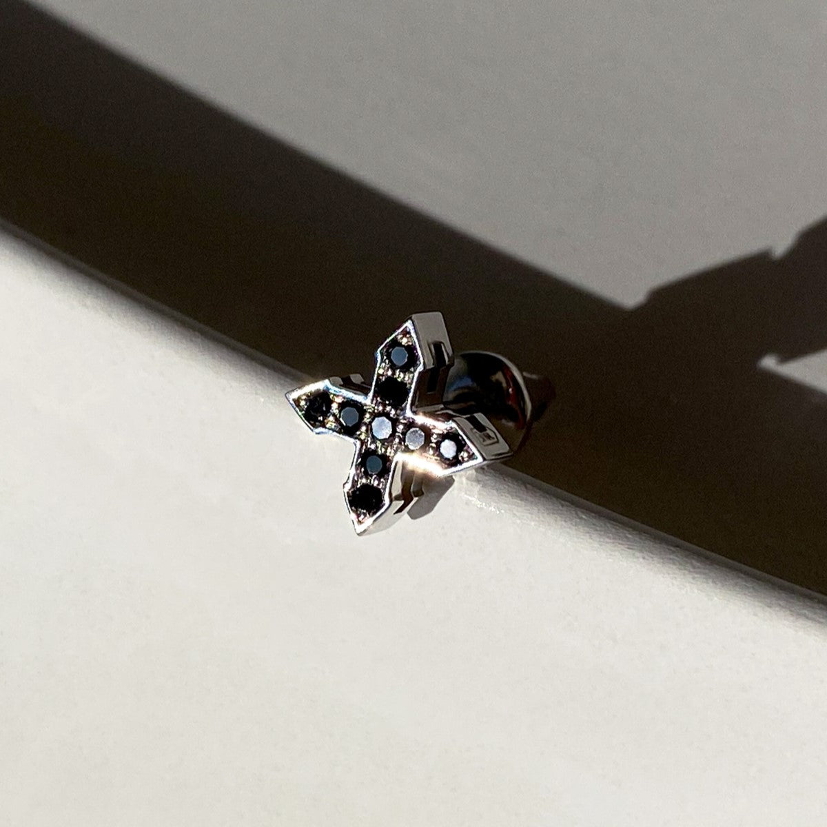STUD MINI STAR "GLOW" WITH BLACK DIAMONDS / SOLID GOLD