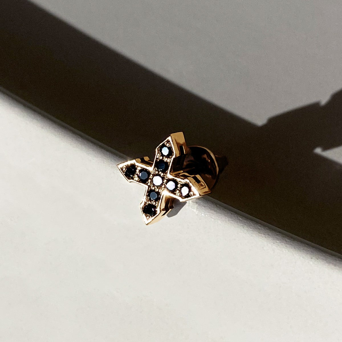 STUD MINI STAR "GLOW" WITH BLACK DIAMONDS / SOLID GOLD
