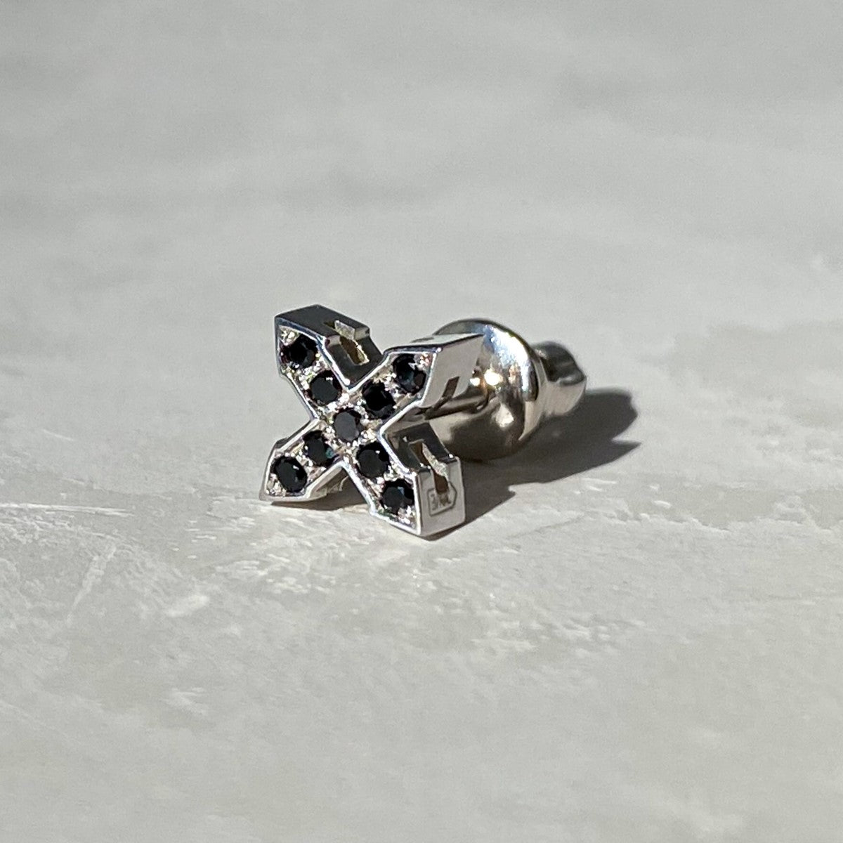 STUD MINI STAR "GLOW" WITH BLACK DIAMONDS / SOLID GOLD