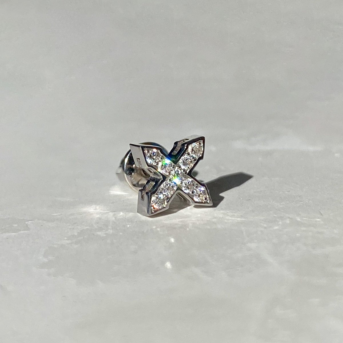STUD MINI STAR "GLOW" WITH WHITE DIAMONDS / SOLID GOLD