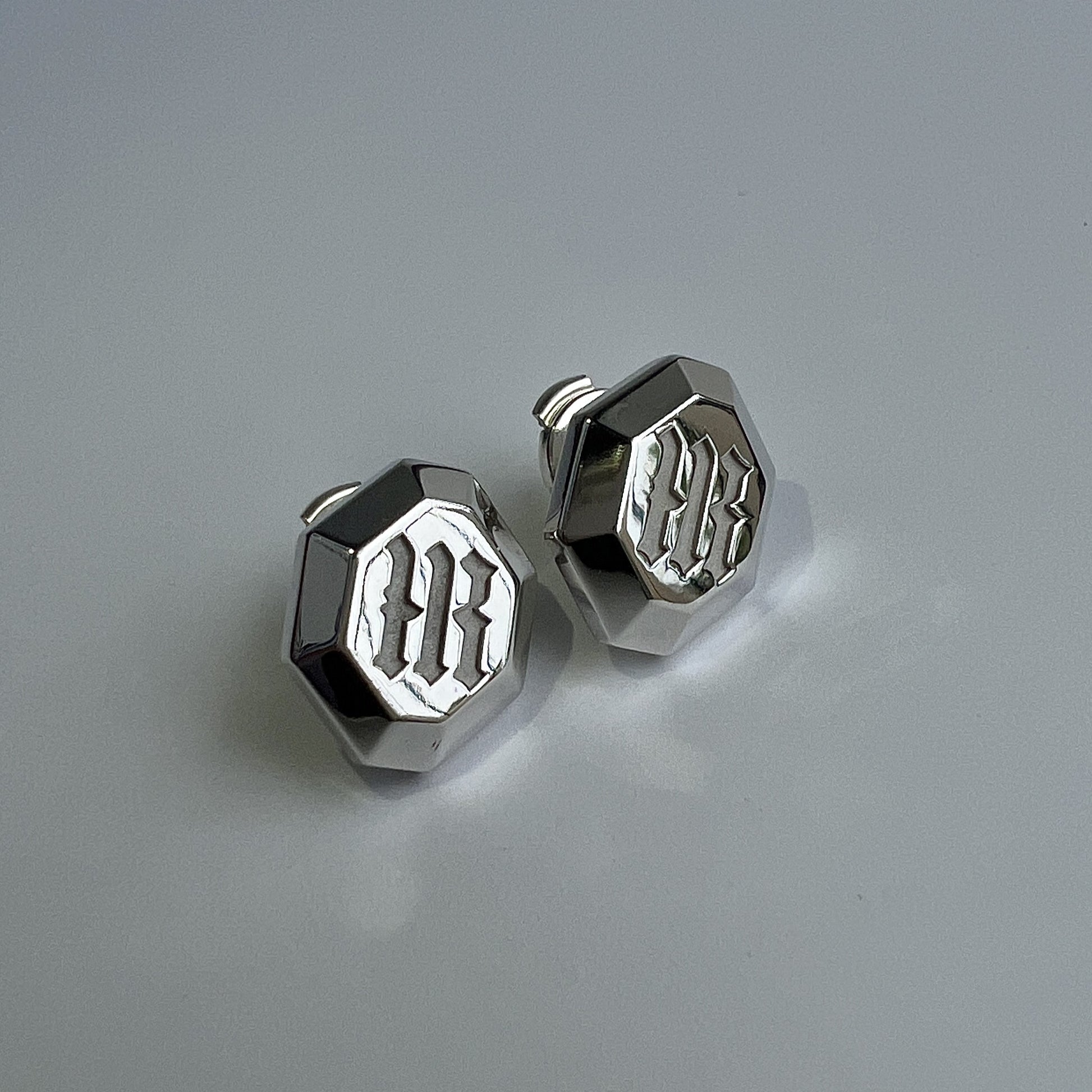 STUDS "GOTHIC LOGO" / SILVER