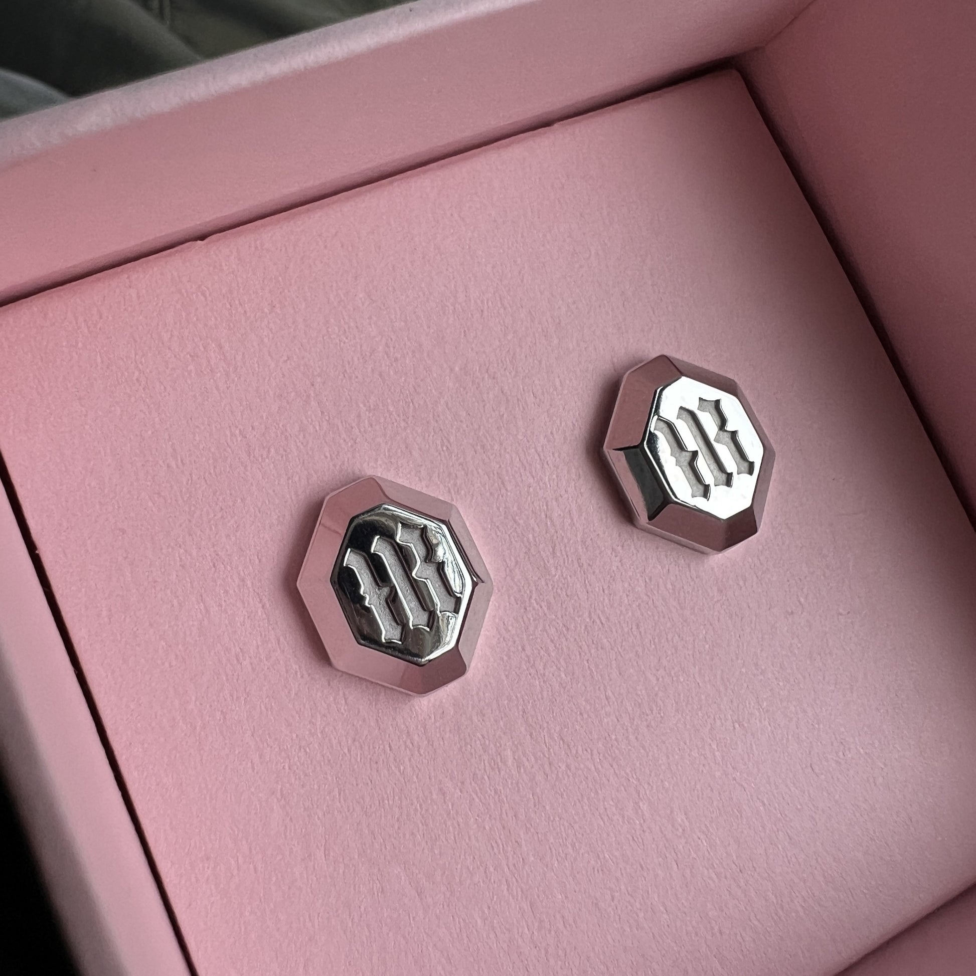 STUDS "GOTHIC LOGO" / SILVER