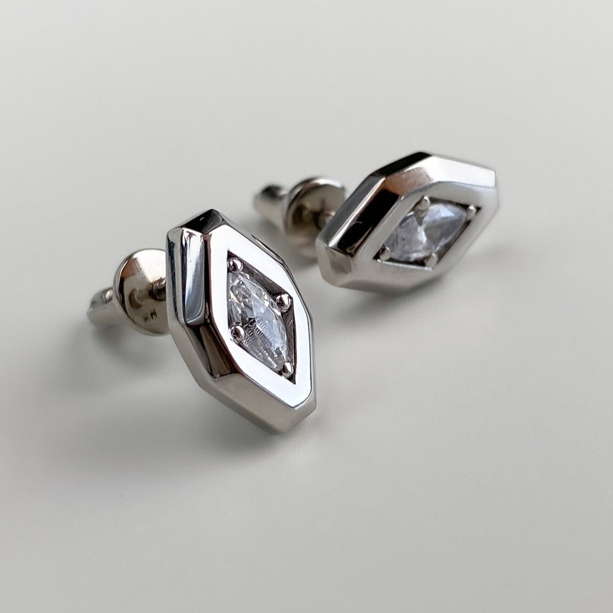 STUDS "SCALES" WITH MOISSANITE | SILVER
