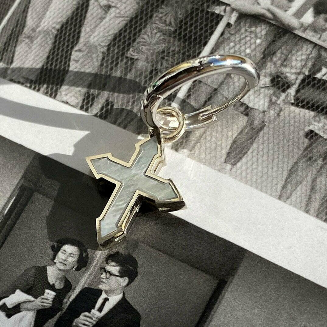 EARRING CROSS "VENUS" / SOLID GOLD & WHITE MOTHER-OF-PEARL