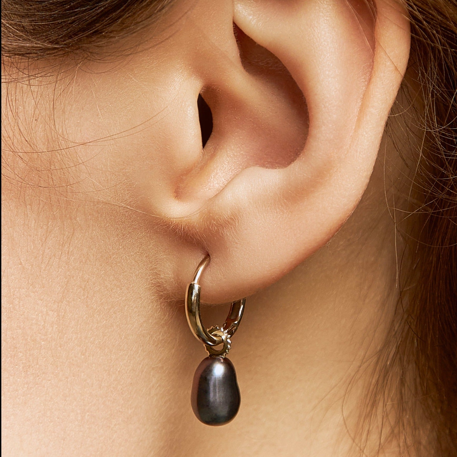EARRING "DARK FORBIDDEN FRUIT" BLACK FRESHWATER PEARL / SOLID GOLD