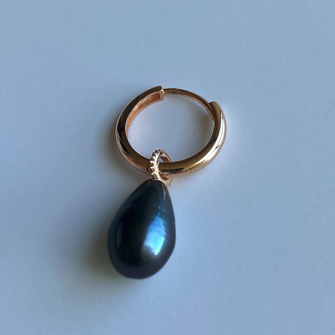 EARRING "DARK FORBIDDEN FRUIT" BLACK FRESHWATER PEARL / SOLID GOLD