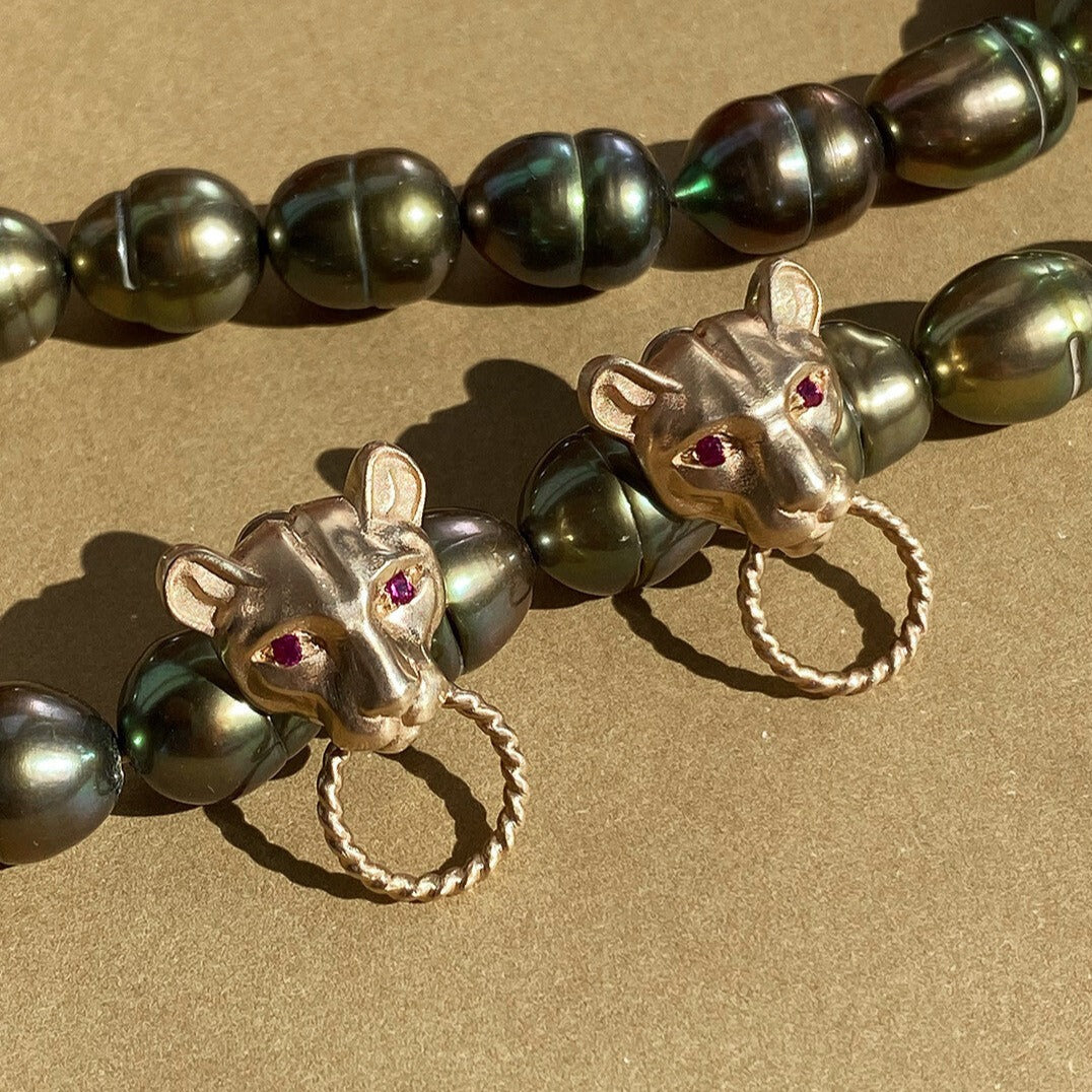 STUDS "PUMAS" WITH TWISTED RINGS / SOLID GOLD & RUBIES