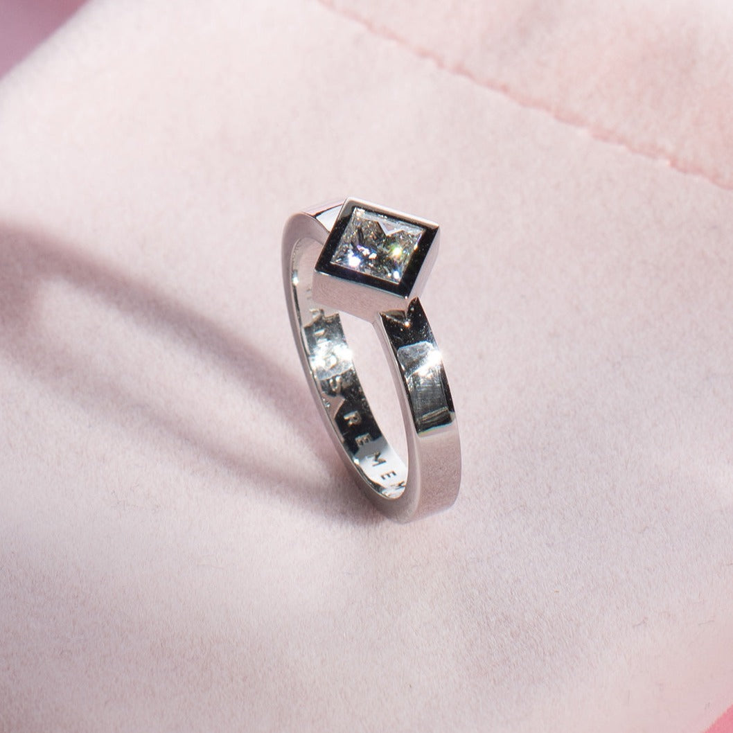 RING "CUBE" WITH LAB GROWN WHITE DIAMOND | GOLD