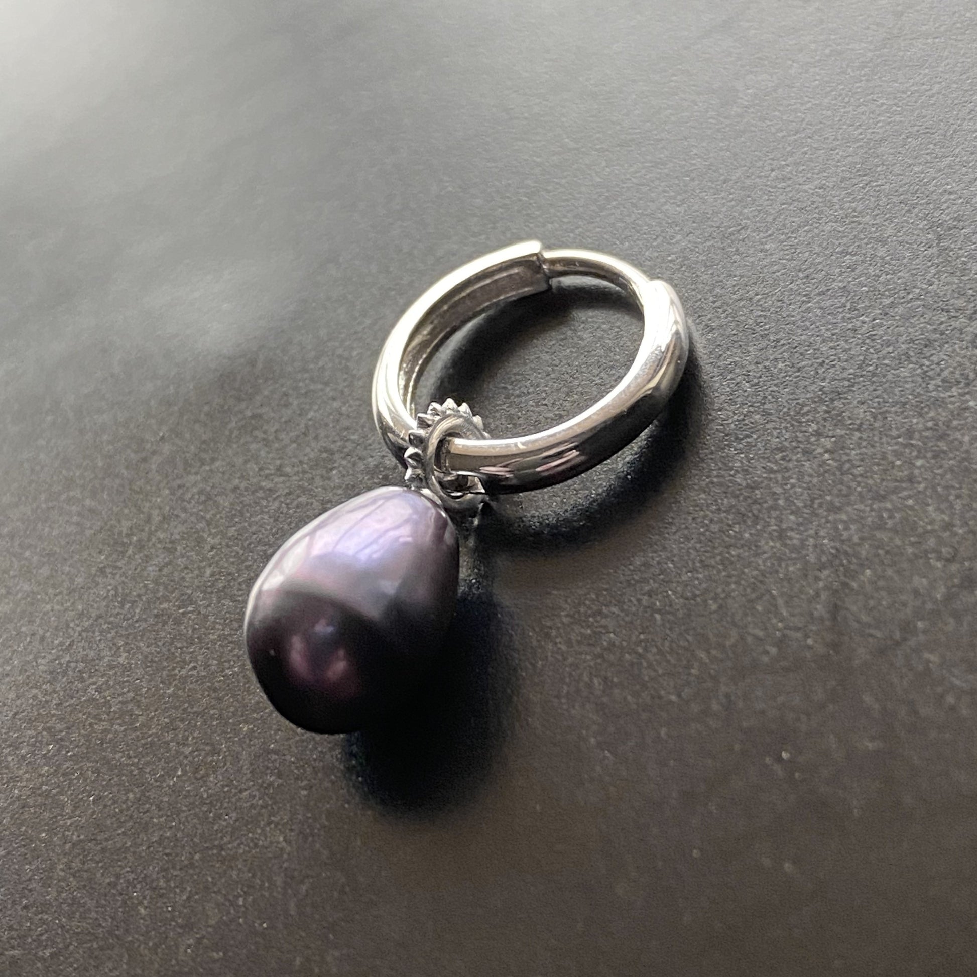 EARRING "DARK FORBIDDEN FRUIT" BLACK FRESHWATER PEARL / SILVER