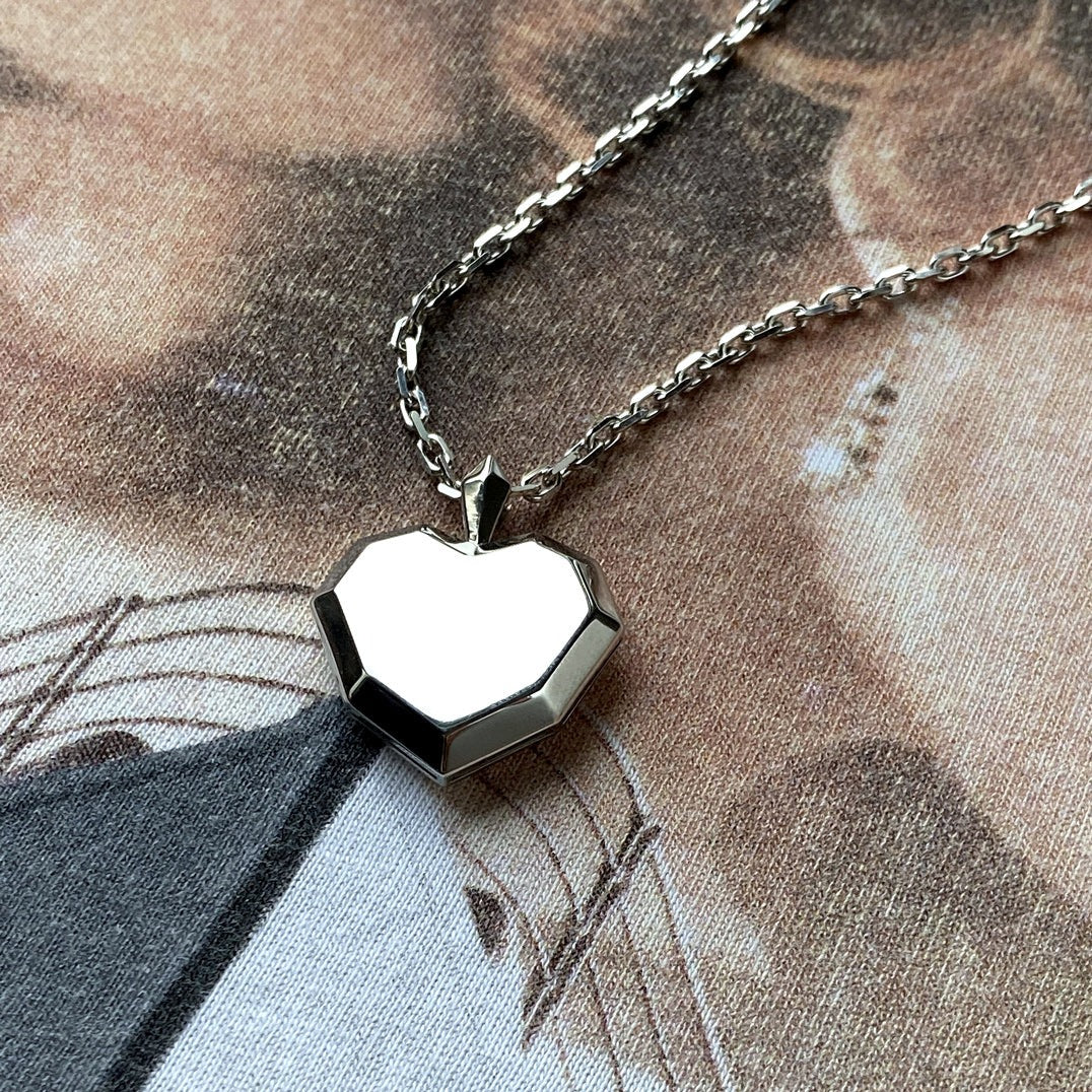 PENDANT "PRICKLY HEART" ON A CHAIN / SILVER