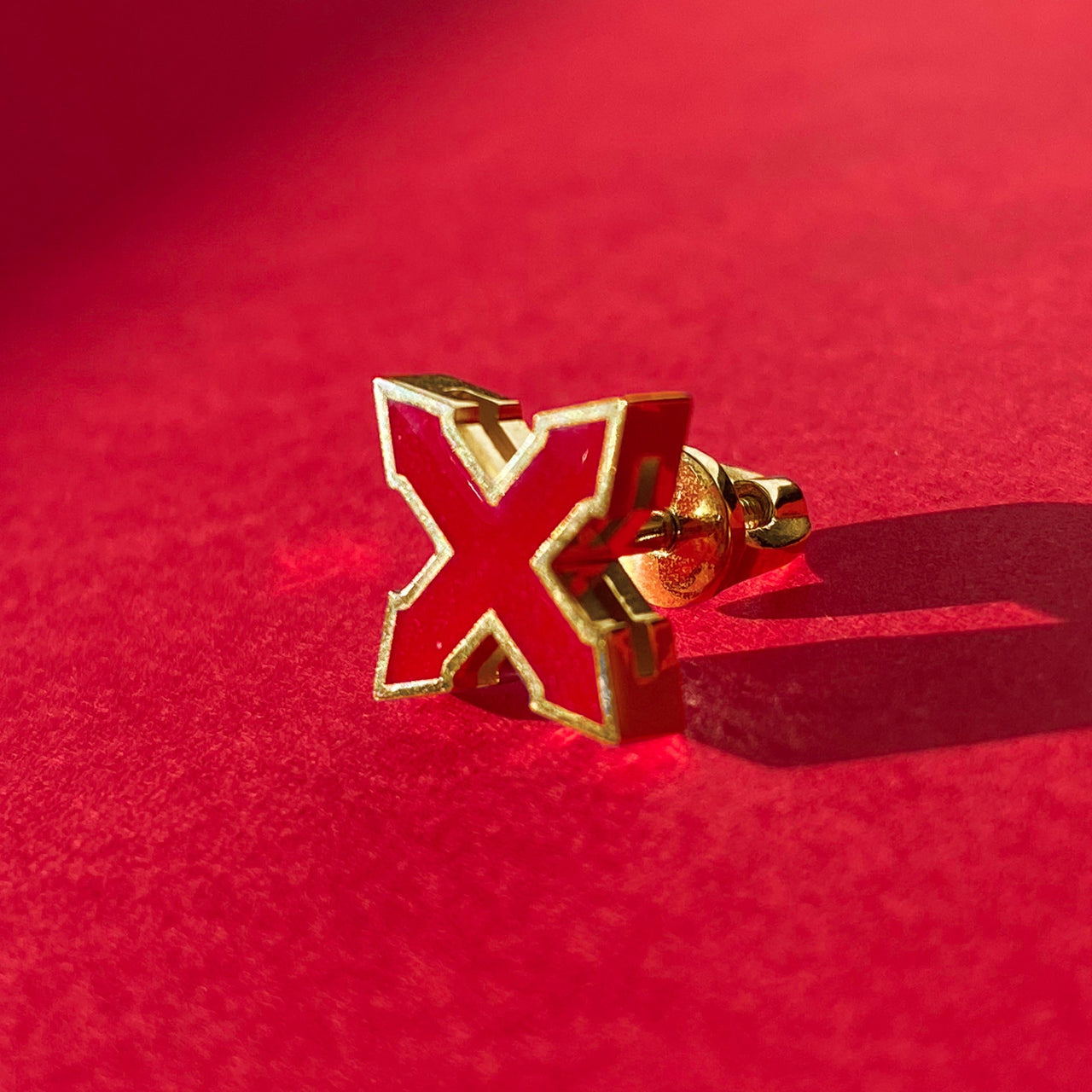 STUD STAR "A DROP OF RED" / SOLID GOLD & RED ENAMEL