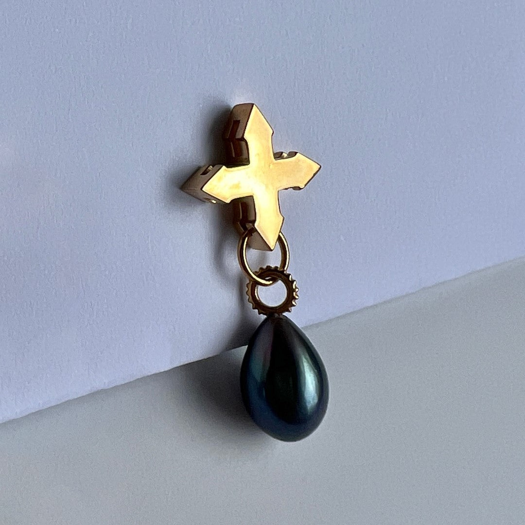 STUD "CRYING STAR" WITH BLACK PEARL / GOLD-PLATED SILVER