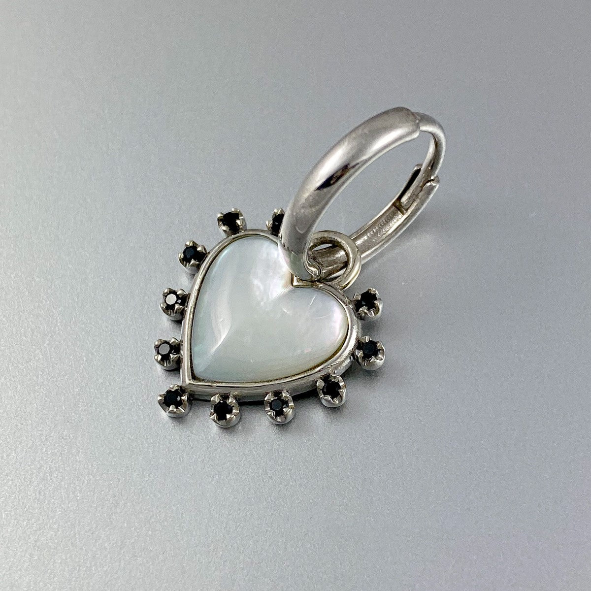 EARRING "HEART" WITH MOTHER-OF-PEARL CAMEO & BLACK SPINEL / SILVER